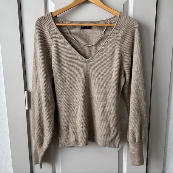 GAP Soft Wool Blend Rib V-Neck Sweater In Beige Size Large - Picture 2 of 9